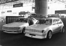 Sbarro Golf 300 S (1983) - darunter steckt eine Porsche-Plattform, daneben dsthet der Sbarro Gullwing - am Genfer Automobilsalon von 1983