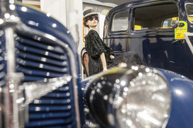 Schaufensterpuppen sind noch immer eine beliebte Deko auf Clubständen – Bremen Classic Motorshow 2024