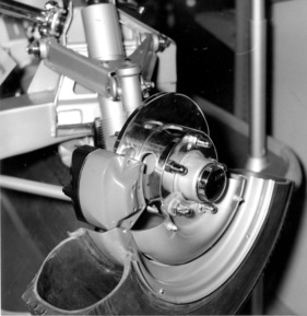 Scheibenbremsen auf dem Vormarsch - im Bild Lockheed-Variante an einer umgebauten Vorderachse eines englischen Personenwagenmodells - Genfer Automobilsalon 1956