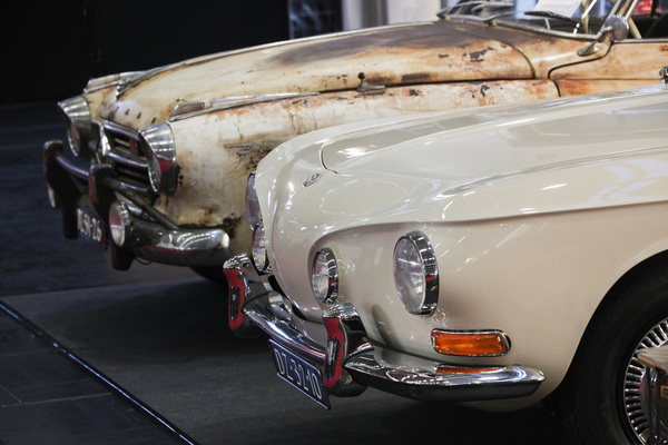 Image: Seeming opposites from almost the same era - VW Karmann-Ghia Type 34 at the front, Borgward Isabella at the back - both cars have been restored! - Retro Classics Cologne 2018