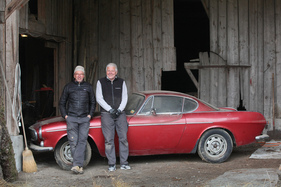Scheunenfund Volvo P1800 S (1968) - Freude über den befreiten Wagen