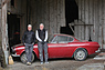Scheunenfund Volvo P1800 S (1968) - Freude über den befreiten Wagen (© Bruno von Rotz, 2021) Scheunenfund Volvo P1800 S (1968) - Freude über den befreiten Wagen (© Bruno von Rotz, 2021)