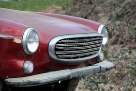 Scheunenfund Volvo P1800 S (1968) - Kampfspuren auf dem Kühlergrill