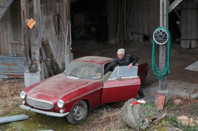 Scheunenfund Volvo P1800 S (1968) - das Coupé wird in Position gebracht ...