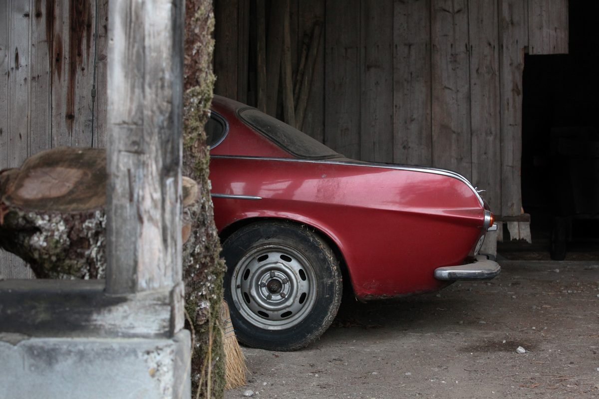 Scheunenfund Volvo P1800 S (1968) - nachdem die Bremse gelöst ist, kann der Wagen ins Freie gerollt werden