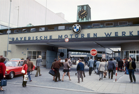 Schichtwechsel im BMW Werk München-Milbertshofen Ende der Sechzigerjahre (100 Jahre BMW-Werk München)