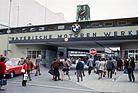 Bild: Schichtwechsel im BMW Werk München-Milbertshofen Ende der Sechzigerjahre (100 Jahre BMW-Werk München)
