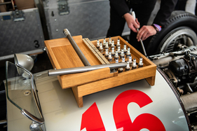 Schick und praktisch: Kerzenbestückung für den Mercedes-Benz W 165 im schmucken Holzkästchen – Goodwood Festival of Speed 2023