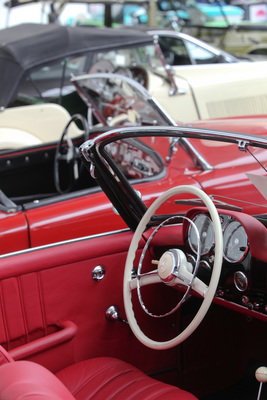 Schickes Interieur - Mercedes-Benz 190 SL, verkauft für CHF 134'400 - Versteigerung der Oldtimer Galerie Toffen am 20. Oktober 2018