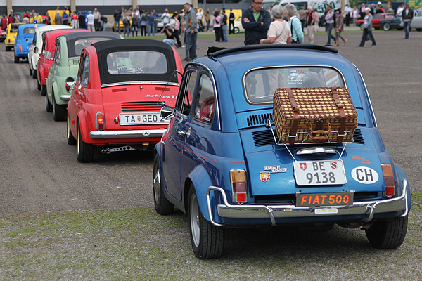 Schier unendlich ist die Kolonne der niedlichen Fiat 500