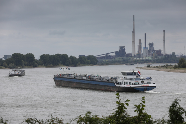 Schiffsverkehr auf dem Rhein - Internationales Käfer-Cabrio-Treffen von Deutschland 2025