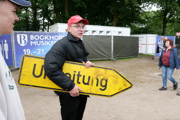 Schilder strahlen mitunter etwas Magisches aus. Man muss sie einfach haben – Bockhorner Oldtimermarkt 2024