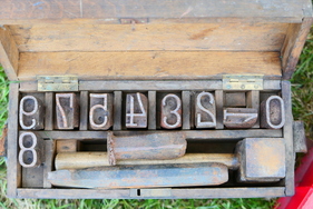 Schlagzahlen, allerdings nicht für Fahrgestellnummern, sondern für Fachwerkhäuser und Dachstühle. – Bockhorner Oldtimermarkt 2025