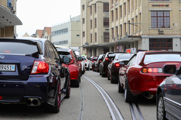 Schlangen bei der Einfahrt, moderne Autos sind sicher nicht unterrepräsentiert - Japanese Car Meeting Kemptthal 2025