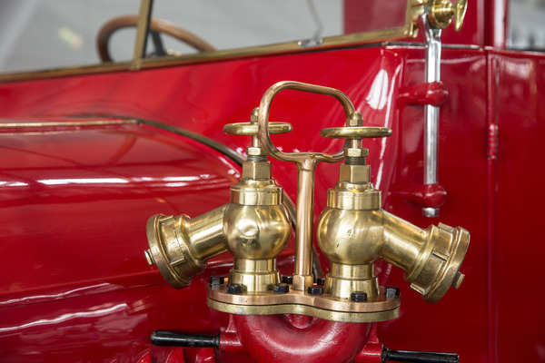 Bild: Schlauchanschlüsse aus Messing an einem historischen Feuerwehrwagen – Retro Classics 2022