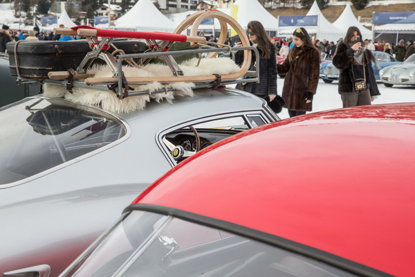 Schlitten und Gepäck auf dem Dach des edlen Sportwagens - The I.C.E. St. Moritz 2025