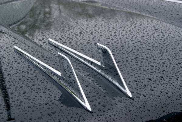 Schlitzgelegenheit: Haubenschmuck eines 1958er Cadillac – Oldtimer-Treff Shopping-Raststätte Würenlos 2024