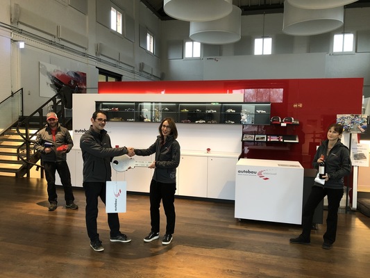 Handing over the keys from Fredy Alexander Lienhard to Yvonne Stütz at the change of management - Erlebniswelt Autobau