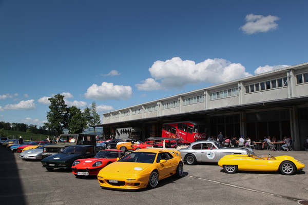 Image: Closing ceremony in the outdoor storage area of the Swiss Museum of Transport - plastic car meeting "Fantastic Plastic 2018"