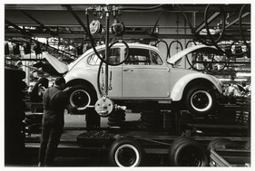 Schlussmontage im VW-Werk in Emden - gezeigt in der Fotoausstellung “Das Auto - Eine Liebesgeschichte” in der Fabrik der Künste
