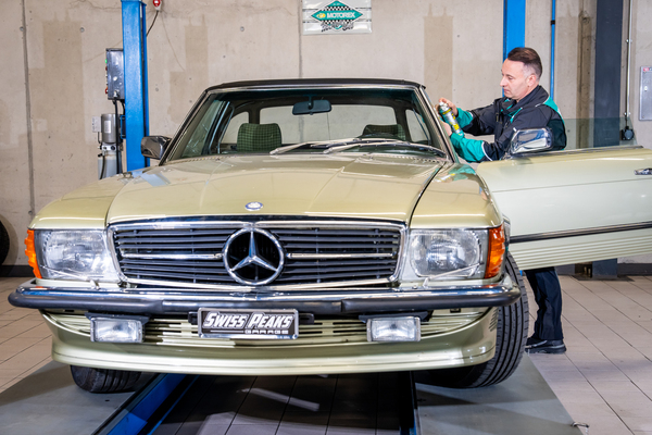 Image: Lubricating and cleaning at the start of the season