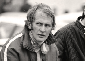 Schnaps & Siege - Dr. Helmut Marko gilt als harter Fighter und fröhlicher Zecher. Bevor er seine Gegner auf der Piste besiegt, rasiert er sie noch schnell beim Poker.