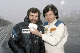 Schneeballschlacht am Ring - viel Spaß, kein Rennen. Ertl und Ludwig nehmens locker