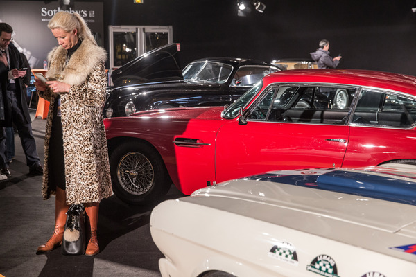 Schnell der Kollegin vom Fund berichten - RM/Sotheby's Versteigerung in Paris am 3. Februar 2016