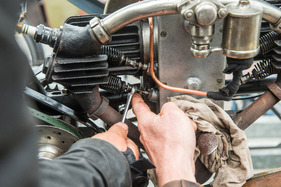 Schnell noch das Ventilspiel justieren – Luzern to Basel Veteran Run 2024