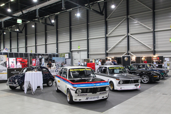 Schnelle BMW 2002 auf dem Stand von Emmenegger Power - Swiss Classic World Luzern 2021