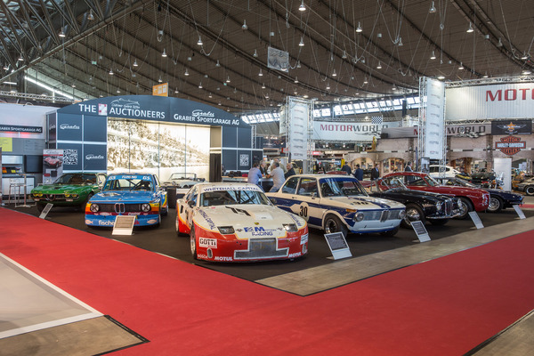 Schneller Porsche 924 Rennwagen auf dem Stand der Oldtimer Galerie Toffen und der Sportgarage Graber - Retro Classics Stuttgart 2017