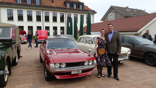 Schnelllebige Mode: Zum Simca Aronde passt die Kleidung bestens, zum Toyota Celica kaum noch – Emil Frey Classics Saisoneröffnungs-Brunch 2024