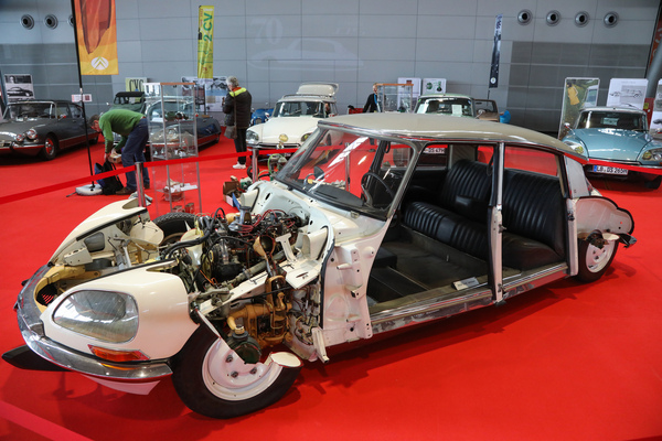Schnittmodell Citroën DS anlässlich 70 Jahre Citroën DS auf dem Clubstand - 24. Retro Classics Stuttgart 2025