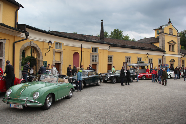 Bild Schön aufgereiht im Hof von Schloss Hellbrunn - Impressionen vom Gaisbergrennen 2014