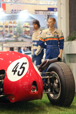 Schön inszenierte Sonderschau "Golden Fifties" mit Fahrzeugen, die am GP Monaco fuhren in den Fünfzigerjahren (Techno Classica 2017)