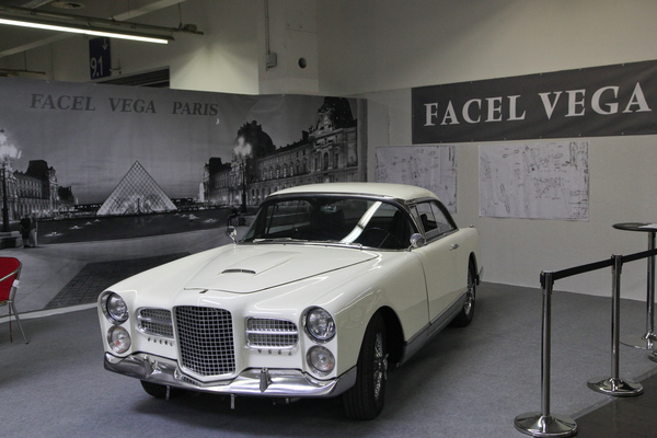 Schön inszenierter Facel-Vega auf dem Clubstand - gesehen an der Techno Classica 2016
