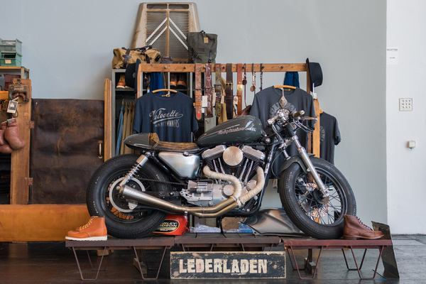 Schöne Accessoires aus Leder angeboten von Lederwaren - Motorworld Classics Bodensee 2018