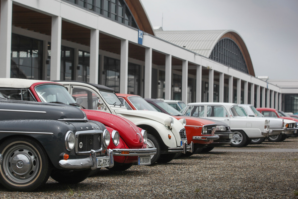 Schöne Auswahl an einstigen Brot-und-Butter-Autos auf dem Besucherparkplatz zwischen den Hallen - Motorworld Classics Bodensee 2022