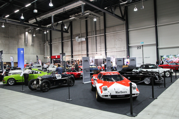 Schöne Autos auf dem Stand von Lutziger Classic Cars, im Vordergrund der Werks-Stratos - Swiss Classic World Luzern 2016