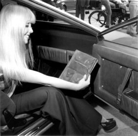Schöne Detaillösungen - Giugiaro zeigte schon vor einiger Zeit beim Audi-80-Coupe «Asso» diese ausknöpfbare Seitentasche - Genfer Autosalon 1977