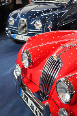 Schöne Farben, viel Chrom - die Pracht der Fünfziger- und Sechzigerjahre bei Jaguar und Saab - Retro Classics Bavaria 2017 in Nürnberg