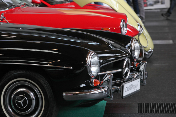 Schöne Farbkombination - Mercedes-Benz, Ferrari und Jaguar - Motorworld Classics Bodensee 2019