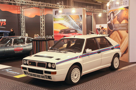 Schöne Lancia Delta HF Integrale im Martini-Look bei einem Händler - Auto e Moto d'Epoca Padova 2015