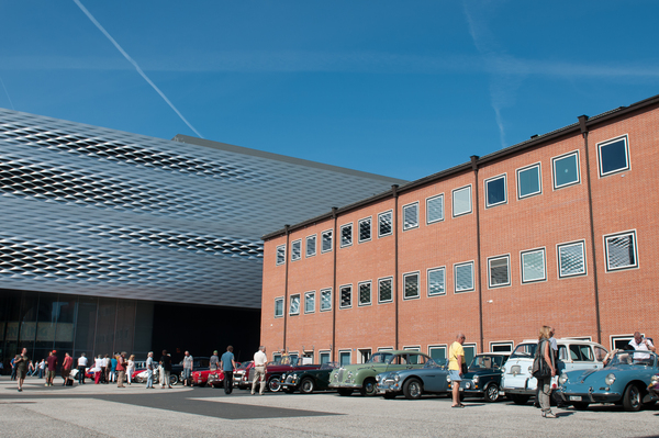 Schöne Oldtimer vor der Messe Basel - RAID Suisse-Paris 2015