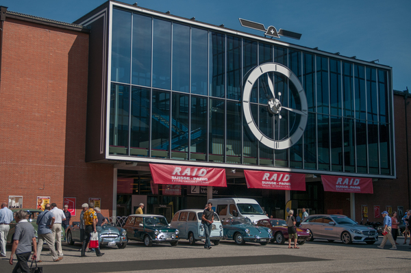 Schöne Oldtimer vor der Messe Basel - RAID Suisse-Paris 2015