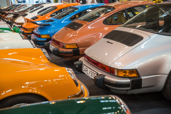 Image: Beautiful backs can be enchanting, Porsche 911 in rank and file