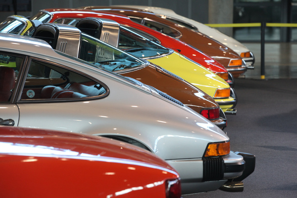 Bild: Schöne Rücken können immer entzücken, hier am Beispiel des Porsche 911 (in Reih' und Glied) - Retro Classics Stuttgart 2020
