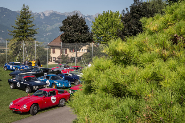 Schöne Sportwagenauslage auf dem Sammelplatz - Bergrennen Ollon-Villars 2017