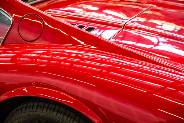 Schöne Zeichnungen auf dem Rücken eines Dino 246 GT - Retro Classics Stuttgart 2017