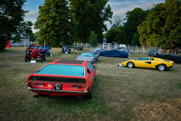 Schöne und elegante Autos warten darauf, abgetrocknet zu werden - 31. Goodwood Festival of Speed 2024